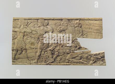 Panel Fragment. Kultur: Iran. Abmessungen: 2.13 x 4.17 in. (5.41 x 10.59 cm). Datum: Ca. 8. bis 7. Jahrhundert v. Chr.. Dieses Objekt ist eine von drei verbundene Fragmente in der Sammlung des Metropolitan Museums, sagte von Ziwiye, das zeigen die Jagd- und Kampfszenen (51.131.9, 51.131.11, 51.131.12). Stilistische Unterschiede schlagen Sie vor, die von verschiedenen Handwerkern geschnitzt wurden, aber alle drei zeigen eine Vertrautheit mit den Szenen im Stein dargestellten Entlastungen, die eingerichtete Assyrischen Paläste. Aufgrund ihrer Ähnlichkeit zu den assyrischen Reliefs, Sie haben als Assyrische style Elfenbein eingestuft worden. Sie waren li Stockfoto