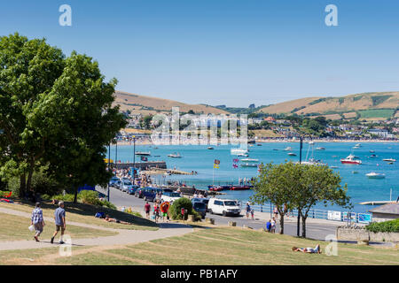 Blick auf Swanage Bay suchen und die Promenade an einem Sonntag Nachmittag im Sommer, Dorset, Großbritannien Stockfoto