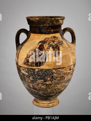 Terrakotta Amphore (jar). Kultur: Griechisch, Dachboden. Abmessungen: H. 22 11/16 in. (57,6 cm). Datum: Ca. 600 v. Chr.. Vorder- und Rückseite, Leiter ein Pferd, auf dem der so genannte Horse-Head Amphoren wurden während der ersten Hälfte des sechsten Jahrhunderts v. Chr., vor allem die frühen Teil produziert. Mit wenigen Ausnahmen, die Gegenstand der Vorder- und Rückseite ist ein Pferd Kopf und Hals. Auch wenn die genaue Bedeutung unklar ist, wird der Verweis auf das Pferd als Symbol für Status und Reichtum. Die Vasen sind unterschiedlich groß und wurden weithin in der Antike exportiert, in Italien, im östlichen Mittelmeerraum, und Ägypten. Ihre Funktion wäre Stockfoto