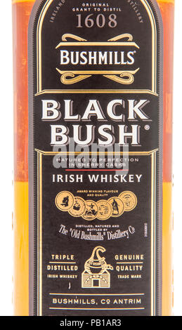 Winneconne, WI - 16. Juli 2018 - Eine Nahaufnahme von Bushmills Black Bush Irish Whiskey auf einem isolierten Hintergrund. Stockfoto