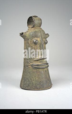 Bell: Gesicht. Kultur: Untere Niger Bronze Industrie. Abmessungen: H.7 7/8x W. 4x D.3 11/16 in. (20 x 10.2 x 9.4 cm). Datum: 15. bis 19. Jahrhundert. Museum: Metropolitan Museum of Art, New York, USA. Stockfoto