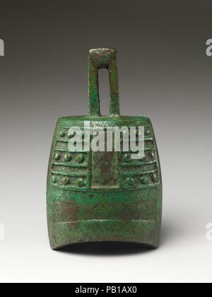 Bell (Zhong). Kultur: China. Abmessungen: H.7. (17,8 cm); W. 3 3/4 in. (9,5 cm); D.3. 7,6 cm (3 Zoll). Museum: Metropolitan Museum of Art, New York, USA. Stockfoto