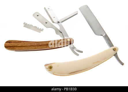 Ein Rasiermesser mit einem Holzgriff eröffnet die Klinge mit Elfenbein zu ersetzen Griff mit fester Klinge auf einem isolierten Hintergrund. Stockfoto