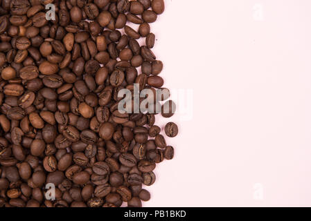 Kaffee Samen auf einem farbigen Hintergrund Stockfoto