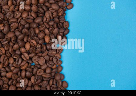 Kaffee Samen auf einem farbigen Hintergrund Stockfoto