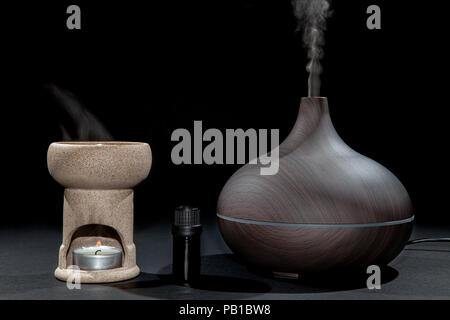 Aromatherapie. Traditionelle und moderne Ölbrenner und Aroma-diffusor arbeiten mit ätherischen Öl Flasche. Bild Vergleich der Methoden. Stockfoto