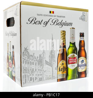 Winneconne, WI - 21 Juli 2018 - 12 pack Best of Belgien Bier mit Leffe, Setlla, und hoegaarden auf einem isolierten Hintergrund. Stockfoto