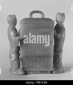 Überdachte Vase. Kultur: China. Abmessungen: H. (mit Deckel) 4. (10,2 cm); W. 3 3/4 in. (9,5 cm). Museum: Metropolitan Museum of Art, New York, USA. Stockfoto