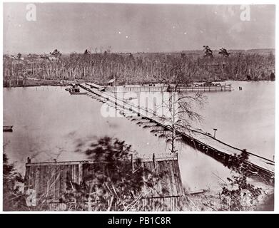 Pontoon Bridge, Broadway Landung, Appomattox River. Künstler: William Frank Browne (Amerikanische). Ehemalige Attribution: Ehemals zugeschrieben, Mathew B. Brady (American, geboren in Irland, 1823?-1896 New York). Datum: 1861-65. Museum: Metropolitan Museum of Art, New York, USA. Stockfoto