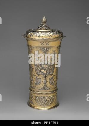 Footed Becher mit Deckel. Kultur: Ungarisch, Brassó. Abmessungen: Insgesamt: 15 3/4 x 6 11/16 in. (40 x 17 cm). Hersteller: Johannes (Hans) Mautner (Master 1670, gestorben 1694). Datum: 1682. Dieses monumentale Becher ist eine der größten ihrer Art bekannt. Es hat einen hohlen Base und eine wellige Ring, die die eigentlichen Boden des Schiffes auf der Außenseite. Diese beiden Merkmale sind charakteristisch für die Ungarische und Siebenbürgische Produktion. Die beschrifteten Wappen auf der linken Seite zeigt an, dass es gehörte ein Mitglied einer fürstlichen Siebenbürger Familie, Graf Mikes, die aus einer der Ältesten dyn kam Stockfoto