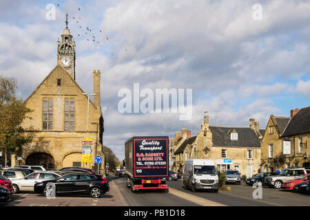 Autos von redesdale Halle geparkt auf Besetzt überlasteten High Street, Moreton-in-Marsh, Gloucestershire, Cotswolds, England, Großbritannien, Großbritannien Stockfoto