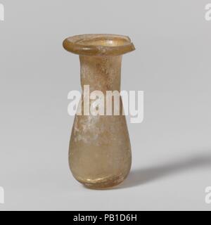Glas Parfüm Flasche. Kultur: Roman. Abmessungen: 1 1/4 in. (3.1 cm) Durchm. Von rim: 9/16 in. (1,5 cm) Durchmesser: 6,4 cm. (1,3 cm). Datum: 1.-2. Jh. N.CHR.. Miniatur parfum Flasche Transluzent gelb grün. Rim ausgeklappt, über, und in; abfackeln Mund; zylindrische Hals, um Base nachgerüstet; leicht konische Körper mit konvexen Seiten; runden Boden, leicht in der Mitte abgeflacht. Chip von Rim fehlt; um den unteren Körper riss; einige blasen; Mattierung und irisierenden Verwitterung. Instabil und nicht aufrecht stehen. Museum: Metropolitan Museum of Art, New York, USA. Stockfoto