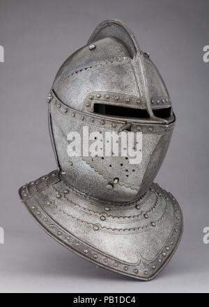 Close-Helmet für das Feld. Kultur: Französisch. Abmessungen: H.15 cm. (40 cm); W. 11 3/8 in. (28,9 cm); D. 14 5/8 in. (37,1 cm); Wt. 13 lb. 14 oz. (6293 g). Datum: Ca. 1620-30. Der zweiteilige Aufbau der Helm Schüssel, die bogenkante der Platten, und die markante snub-gerochene Profil des Visor recall Französische Helme von etwa 1620-30. Die Stärkung der Schuß-Platten auf einer Seite der Schüssel geschraubt, die hinzufügen 3 lbs 10 oz (1675 g) das Gesamtgewicht, sind selten auf hlemets für kürassiere. Unter dem stärkt, die ursprüngliche Glatt blau-schwarze Oberfläche der Schüssel Stockfoto