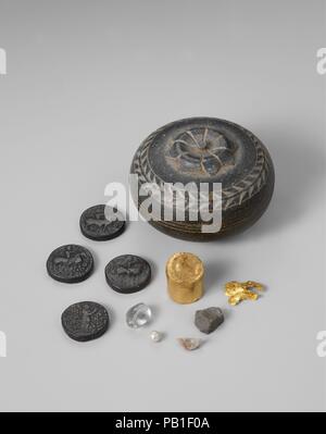 Reliquiar mit Inhalt. Kultur: Pakistan (antike Region Gandhara). Abmessungen: Durchm. 2 1/2 in. (6,4 cm). Datum: Ca. 1.-3.Jahrhundert. Museum: Metropolitan Museum of Art, New York, USA. Stockfoto