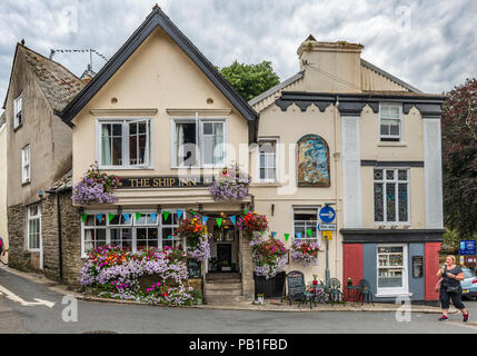 Einer der öffentlichen Häuser in Fowey, The Ship Inn, an einem Sommertag. Stockfoto