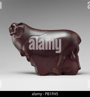 Statuette eines Ram. Abmessungen: l. 23 cm (9 in); h. 16,3 cm (6 3/8 in); d. 6,4 cm (2 1/2 in). Dynastie: Dynastie 26-4. Jahrhunderts. Datum: 570-300 v. Chr.. Diese kleine Skulptur stellt wahrscheinlich die Heiligen ram des Amun. Es wäre Teil des Kult Ausrüstung eines Tempels für die Anzeige oder den Einsatz in Ritual gewesen. Kleine ritual Bildhauerkunst wurde häufig von Edelmetallen oder Bronze. Fehlen einer Integral Basis, Spuren der Preisunterbietung sehr selten in Stein, und ehemals eingelegten Augen deuten darauf hin, dass dieser Statuette wurde absichtlich nach einem Metall Prototypen modelliert. Stilistische details, am offensichtlichsten die leichte bei curl Stockfoto