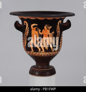 Terrakotta bell-Krater (Schüssel). Kultur: Griechisch, Italienisch, Paestan. Abmessungen: H. 14 5/8 in. (37,1 cm). Datum: Ca. 360-350 v. Chr.. Vorderseite, Dionysos und Satyr. Rückwärts, zwei Jugendliche Asteas war der führende Maler von Paestan Vasen, mit einer erheblichen Produktion und Werkstatt. Dieses frühe Werk zeigt der Wein - Gott Dionysos und ein Satyr, die vor ihm eine kantharos (Trinkbecher) und eine Taschenlampe, jetzt meistens verloren. Der Satyr ist menschlich, außer für die Ohren und die ganze Komposition mit Echos, die von der berühmten Statue Gruppe der Tyrannicides. Museum: Metropolitan Museum der Kunst, Neue Stockfoto