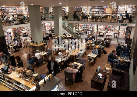 Innenraum der Costa Coffee im Inneren Waterstones Buchladen an der Sauchiehall Street, Glasgow, Großbritannien Stockfoto