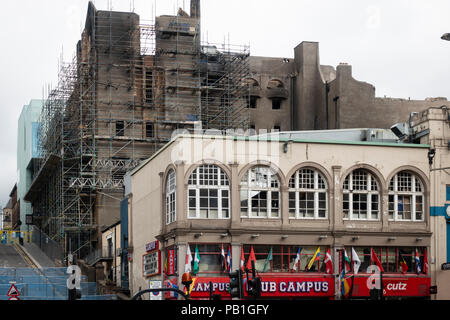 Blick auf Feuer beschädigte Glasgow School of Art in Glasgow. Gebäude wird nun aufgrund der Schwere des Schadens, Schottland abgerissen, Großbritannien Stockfoto