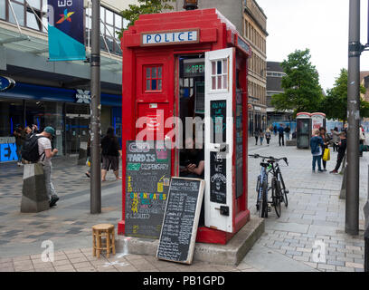 CBD Tardis Hanf Dispensary in Old Police Box auf der Sauchiehall Street in Glasgow, Schottland, Großbritannien Stockfoto