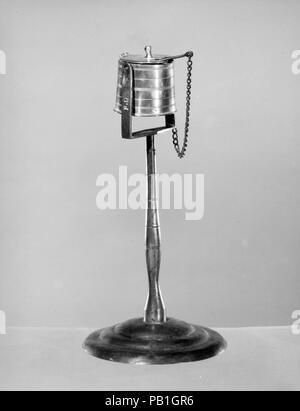 Lampe. Kultur: American. Abmessungen: 10 1/4 x 4 7/8 in. (26 x 12,4 cm). Datum: 1850. Museum: Metropolitan Museum of Art, New York, USA. Stockfoto