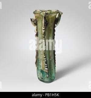 Glas Kosmetik Kolben mit vier Fächer (Kohl). Kultur: Roman, Palästina. Abmessungen: Insgesamt: 6 1/2 in. (16,5 cm). Datum: 4.-5. Jh. N.CHR.. Transluzent blau grün; Griffe und Wanderwege zum Teil in Farbe, teils im tiefen Transluzent blau, schwarz erscheinen. Auch röhrenförmige Rim, gefaltet und im; Körper bestehend aus vier Rohren, die Seite an Seite in eine grobe quadratische Form, die aus einem einzigen aufgeblasen durch Quetsch- und klappbaren Seiten vertikal Membran zu sammeln; Flachboden mit pontil Narbe; Vier Griffe, über Tops der vertikalen angewendet, Wanderwege, ausgearbeitet und heraus, und nach unten, dann nach innen gedreht Stockfoto