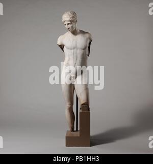 Marmor statue einer Jugend. Kultur: Roman. Abmessungen: H.45 cm. (116,2 cm). Datum: 1. Jh. N.CHR.. Römische Kopie der griechischen Original. Anpassung einer griechischen statue Art des späten 5. Jahrhundert v. Chr. die Pose der Statue wahrscheinlich stammt aus einer klassischen griechischen Bronze errichtet der Sieg eines jungen Athleten zu gedenken. Mit seinen gewundenen Gnade, es wurde zu einem ansprechenden dekorativen Arbeiten in diesem römischen Anpassung in Marmor. Alle Statuen in der zentrale Innenhof sind die in römischen Kopien oder Variationen statue Typen erstellt etwa vier oder fünf Hundert Jahre früher, während der späten klassischen oder Stockfoto