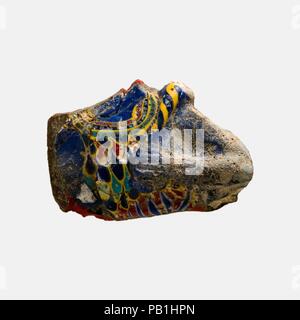 Hochrelief inlay Fragment, frontale Büste von Gott in eine Feder Kleidungsstück und halten ein Zepter. Abmessungen: H. W. 3,5 × 5 cm (1 3/8 x 1 15/16 in.). Datum: 200 v. Chr.-100 N. Monochrom blau Glas wurde mit drei Muster von Mosaik Glas: Blau und Gelb bilden eine Personal verdreht, ein anderes Muster bildet einen breiten Kragen, und eine Feder Muster stellt ein Gott Kleidungsstück.. Museum: Metropolitan Museum of Art, New York, USA. Stockfoto