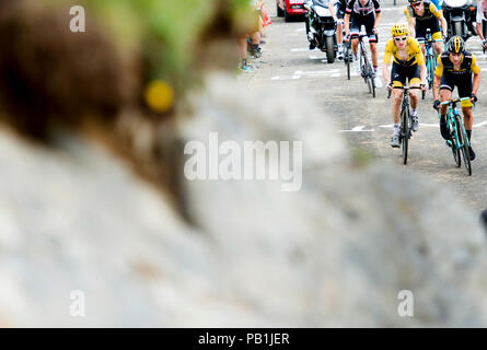 Das Team Sky Geraint Thomas) links) in Aktion während der Stufe 17 der Tour de France 2018. Stockfoto