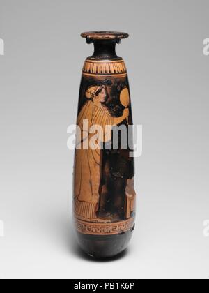 Terrakotta vase alabastron (Parfüm). Kultur: Griechisch, Dachboden. Abmessungen: H.6 7/16 in. (16,3 cm); Durchmesser 1 13/16-in. (4,6 cm). Datum: Ca. 460 v. Chr.. Zwei Frauen, die Frauen mit einer Verrundung und Kranz und einen Spiegel angezeigt werden, was darauf hindeutet, dass sie sich in der heimischen Viertel des Hauses. Museum: Metropolitan Museum of Art, New York, USA. Stockfoto