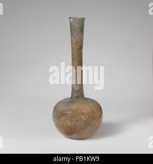 Glaskolben. Kultur: Roman. Maße: Gesamt: 7 7/8 in. (20 cm) Andere: 3 7/8 in. (9.8Cm). Datum: 3.-4. Jh. N.CHR.. Transluzent blau grün. Normalpapier, abgerundet und leicht verdickte vertikale Rim; hohe, leicht konkav, zylindrischen Hals; horizontale Schulter; bauchigen Körper, in geschwungenen zu klein, konkave Unterseite. Intakt; viele Blasen, im Hals gestreckt; leichte Mattierung, umfangreiche Lochfraß und irisierenden Verwitterung. Museum: Metropolitan Museum of Art, New York, USA. Stockfoto