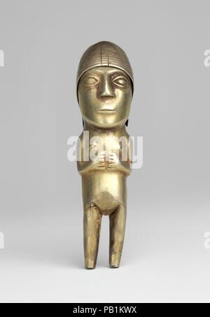 Weibliche Figur. Kultur: Inca. Abmessungen: H.2 5/8 in. (6,7 cm). Datum: 1400-1533. Diese weibliche Figur ist hohl und besteht aus arbeitete Blech von einem gold-Silber Legierung. Das Thema ist eine Frau in einer Pose vergleichbar mit einer Reihe von anderen Inca metall Figürchen, dass Frauen darstellen. Der Kopf ist vor allem große relativ zum Rest des Körpers, und die Augen sind mandelförmig. Die Abbildung steht aufrecht, mit Händen und Armen zog in der Nähe der Brust, und mit Haar zurück gezogen in zwei Strähnen mit einer Quaste befestigt, ähnlich der Quaste oder Ribbon von Frauen getragen in der peruanischen Altiplano heute (Valen Stockfoto