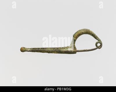 Bronze - Typ sanguisuga Fibula (Safety Pin). Kultur: Etrusker. Abmessungen: Andere: 4 1/16-in. (10,3 cm). Datum: 7. Jahrhundert v. Chr.. Der Bogen ist solide und auf der Oberseite mit einer Reihe von bergrücken eingerichtet. Der Kopf ist durch eine Spirale von zwei Umdrehungen gebildet. Museum: Metropolitan Museum of Art, New York, USA. Stockfoto