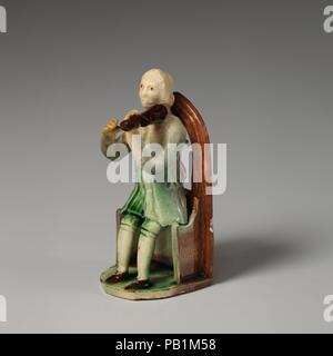 Mann spielt eine Geige. Kultur: British, Staffordshire. Abmessungen: Höhe: 5. (12,7 cm). Hersteller: Art des Astbury-Whieldon. Datum: Ca. 1745-50. Museum: Metropolitan Museum of Art, New York, USA. Stockfoto