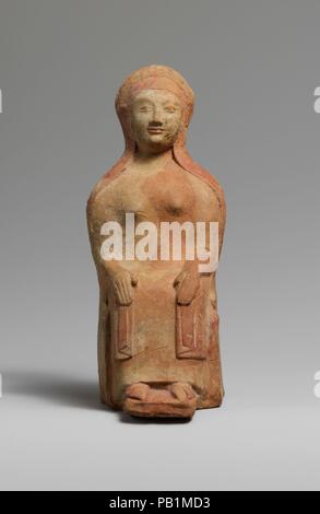 Terrakotta statuette einer sitzenden Frau. Kultur: Griechisch, Rhodos. Abmessungen: H.7. (17,8 cm). Termin: Anfang 5. Jahrhundert v. Chr.. Die Abbildung stellt eine etablierte Art sowohl in der kleinen Terrakotten und großen Stein Skulptur im Osten von Griechenland. Ihr sitzt Pose und das Kleidungsstück auf der Rückseite des ihren Kopf und Körper schlagen vor, daß sie eine Göttin sein kann. Museum: Metropolitan Museum of Art, New York, USA. Stockfoto