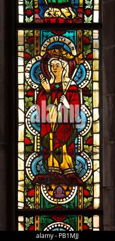 Glasmalerei Panel mit Königin Kunigunde. Kultur: Österreichische. Abmessungen: 38 1/2 x 17 1/2 in. (97,8 x 44,5 cm). Datum: 1340-50. Die Kirche von St. Leonhard war in den ersten Jahrzehnten des 14. Jahrhunderts gebaut, mit einigen seiner Chor und Kapelle windows von 1350. Das Programm des Chores windows enthalten Szenen aus dem Leben Christi sowie Bilder der Zwölf Apostel und lokal verehrten Heiligen. 17 Panels aus sechs verschiedenen Windows bei St. Leonhard sind jetzt in drei Spitzbogenfenster in der Gotischen Kapelle im Kreuzgang installiert. Das Fenster enthält narrat Stockfoto