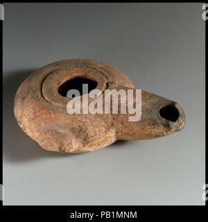 Terrakotta Öllampe. Kultur: Griechisch. Maße: Gesamt: 15/16 x 3 1/4 in. (2,4 x 8,3 cm). Museum: Metropolitan Museum of Art, New York, USA. Stockfoto