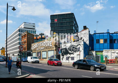 Gebäude und Wandmalereien an Great Eastern Street, Shoreditch, East London, Großbritannien Stockfoto