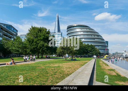 Rasen auf dem Südufer der Themse, London, UK, im Sommer mit Blick in Richtung Rathaus und der Shard Stockfoto