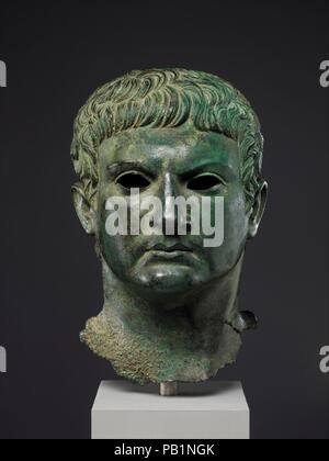 Bronze Porträt eines Mannes. Kultur: Roman. Abmessungen: H.12 cm. (31,4 cm). Datum: 1. Halbjahr 1. Jh. N.CHR.. Die bronzene Kopf wurde am 11. August entdeckt, 1904 in der Nähe des Arch von Augustus an Susa, eine Stadt in Norditalien, nicht weit von Turin, zusammen mit einigen kleinen Fragmenten eines oder mehrerer bronze Statuen und ein Fragment eines Marmor Inschrift, die zu einem ehrentitel Statue. Die Statue war für Marcus Vipsanius Agrippa (63-12 v. Chr.), einer der Octavian (Augustus) engsten Freunde und Unterstützer gespendet worden, die von einem Mitglied der Familie Cottii, aber nichts deutet darauf hin, dass die bronze Kopf ein Stockfoto