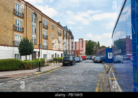 Raven Reihe, Whitechapel, London, in der Nähe des Royal London Hospital, mit neuen Wohnungen, nach Osten. Stockfoto