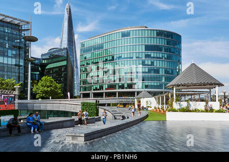 Mehr London statt auf der South Bank, London, UK, im Sommer, mit der Schaufel Amphitheater und der Shard im Hintergrund Stockfoto