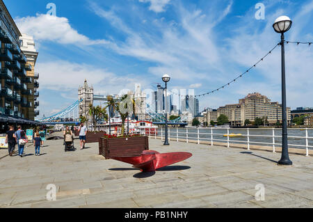 Fußgängerzone, an der Themse, hinter das Butler's Wharf auf der South Bank, Blick nach Westen in Richtung Tower Bridge, London UK Stockfoto