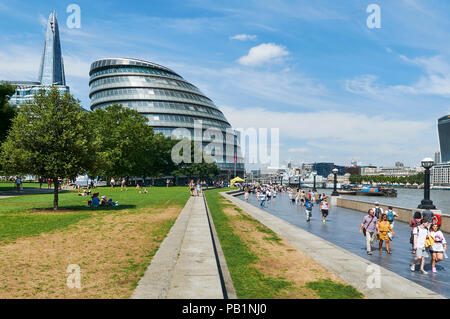 Der South Bank der Themse in der Nähe der Tower Bridge, London UK und schaut in den Shard und Rathaus, im Sommer Stockfoto