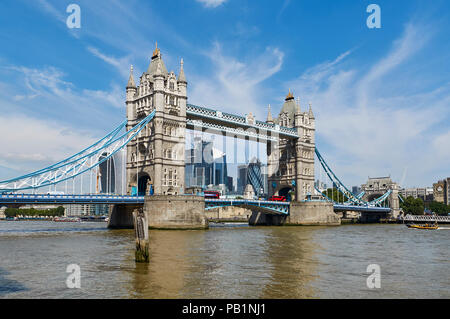Die Tower Bridge, London UK, von der South Bank, mit Blick auf die Stadt Stockfoto