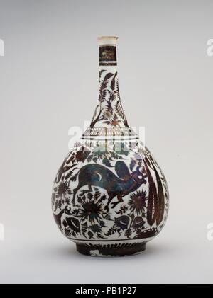 Pear-Shaped Flasche mit einen Farren Design. Abmessungen: H.10 in. (25,4 cm). Datum: Zweite Hälfte 17. Jahrhundert. Nur sehr wenige Stücke des Iranischen lusterware Überleben aus dem fünfzehnten und sechzehnten Jahrhundert, aber diese Technik wurde im siebzehnten Jahrhundert wieder belebt. Während dieser Zeit wird der lusterware in einem relativ begrenzten Bereich von Formen hergestellt wurde, einschließlich elegante Flaschen, wie die hier, sowie Teller, Schüsseln, Tassen, Ewers und sand-Shakern. Diese Flasche würde vorgenommen wurden gegen Ende der Herrschaft des Schah Abbas II (1642-1666), einer Zeit der erhöhten künstlerische Tätigkeit, in der neue Ideen Stockfoto