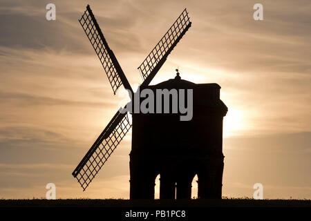 Die Sonne an einem warmen Sommertag hinter Chesterton Windmill in Warwickshire, Großbritannien. Juli 2018. Stockfoto