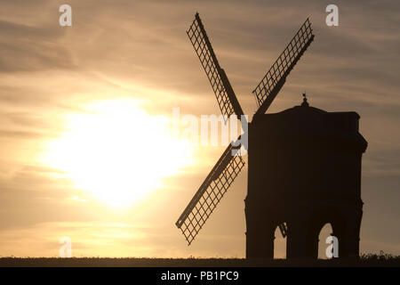 Die Sonne an einem warmen Sommertag hinter Chesterton Windmill in Warwickshire, Großbritannien. Juli 2018. Stockfoto