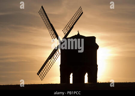 Die Sonne an einem warmen Sommertag hinter Chesterton Windmill in Warwickshire, Großbritannien. Juli 2018. Stockfoto