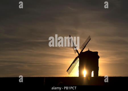 Die Sonne an einem warmen Sommertag hinter Chesterton Windmill in Warwickshire, Großbritannien. Juli 2018. Stockfoto